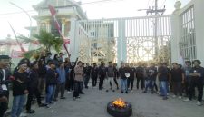 Aliansi Masyarakat Sumenep saat menggelar aksi demontrasi di depan gedung DPRD (Za - garudajatim.com) 