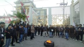 Aliansi Masyarakat Sumenep saat menggelar aksi demontrasi di depan gedung DPRD (Za - garudajatim.com) 