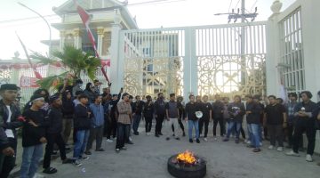 Aliansi Masyarakat Sumenep saat menggelar aksi demontrasi di depan gedung DPRD (Za - garudajatim.com) 