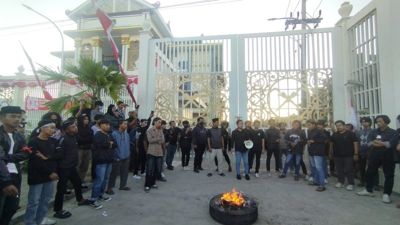 Aliansi Masyarakat Sumenep saat menggelar aksi demontrasi di depan gedung DPRD (Za - garudajatim.com) 