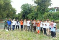 Dinas Perikanan Kabupaten Jember saat menabur benih ikan tawes dalam rangka Hari Sungai Nasional (istimewa - garudajatim.com) 
