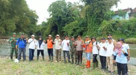 Dinas Perikanan Kabupaten Jember saat menabur benih ikan tawes dalam rangka Hari Sungai Nasional (istimewa - garudajatim.com) 