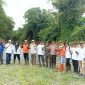 Dinas Perikanan Kabupaten Jember saat menabur benih ikan tawes dalam rangka Hari Sungai Nasional (istimewa - garudajatim.com) 