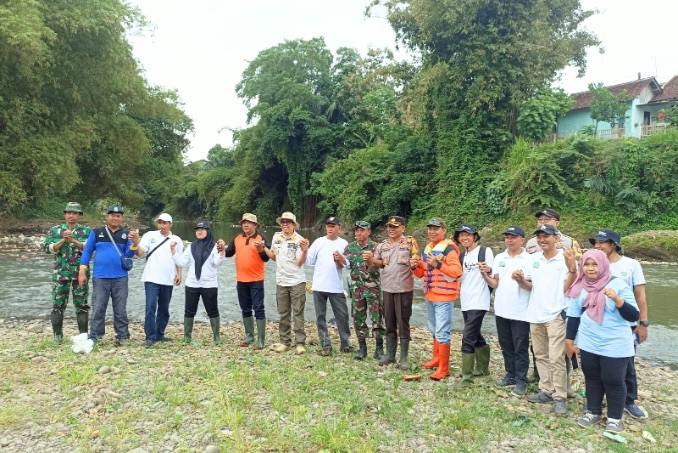 Dinas Perikanan Kabupaten Jember saat menabur benih ikan tawes dalam rangka Hari Sungai Nasional (istimewa - garudajatim.com) 