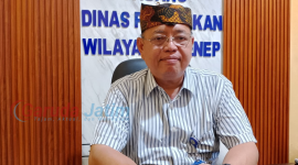 Kepala Cabdin Sumenep, Budi Sulistyo, saat diwawancarai di kantornya (Za - garudajatim.com) 