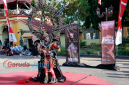 Peserta MEC Sumenep saat memamerkan kemegahan kostumnya (Za - garudajatim.com)