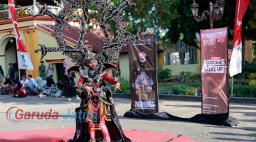 Peserta MEC Sumenep saat memamerkan kemegahan kostumnya (Za - garudajatim.com)
