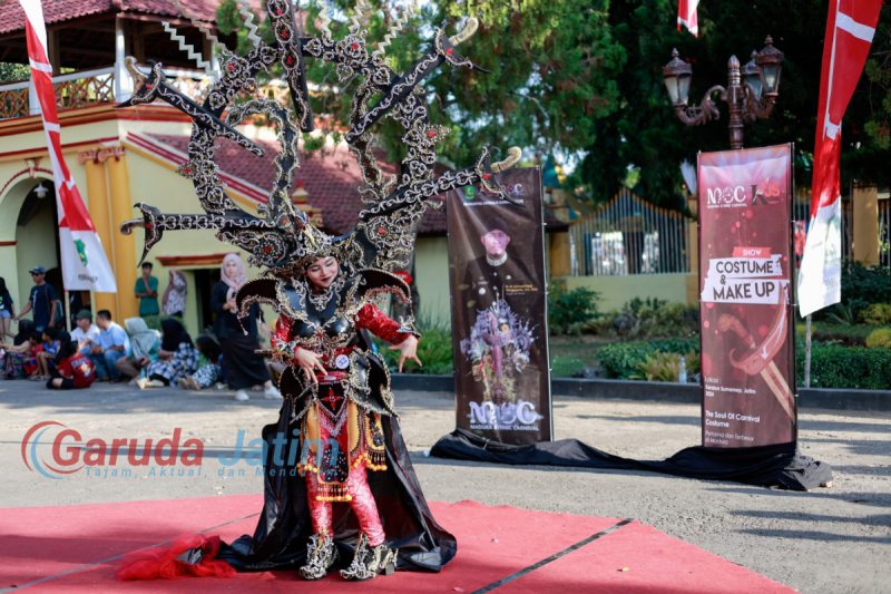 Peserta MEC Sumenep saat memamerkan kemegahan kostumnya (Za - garudajatim.com)
