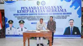 Rektor UNAIR, Mohammad Nasih, bersama Bupati Tulungagung, Gatut Sunu,  saat melakukan memorandum of understanding (MoU) di pendopo kongas Arum Kusumaning Bangsa (Istimewa - garudajatim.com) 