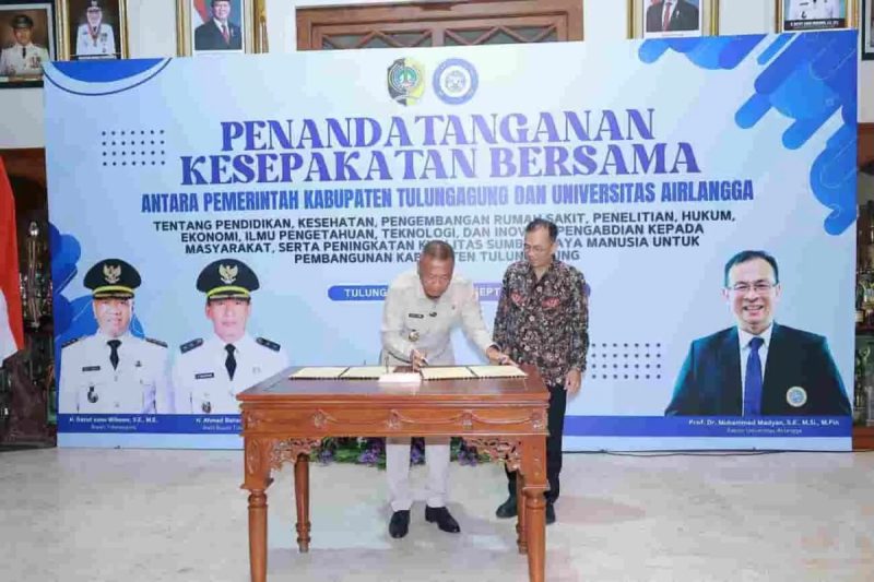 Rektor UNAIR, Mohammad Nasih, bersama Bupati Tulungagung, Gatut Sunu,  saat melakukan memorandum of understanding (MoU) di pendopo kongas Arum Kusumaning Bangsa (Istimewa - garudajatim.com) 
