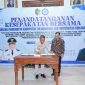 Rektor UNAIR, Mohammad Nasih, bersama Bupati Tulungagung, Gatut Sunu,  saat melakukan memorandum of understanding (MoU) di pendopo kongas Arum Kusumaning Bangsa (Istimewa - garudajatim.com) 