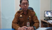 Plt Sekda Sumenep, Syahwan Effendi, saat diwawancara (Za - garudajatim.com) 