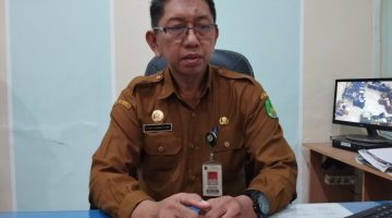Plt Sekda Sumenep, Syahwan Effendi, saat diwawancara (Za - garudajatim.com) 