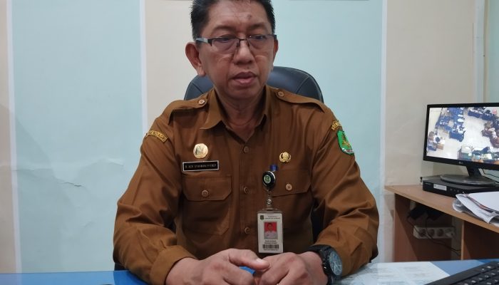 Plt Sekda Sumenep, Syahwan Effendi, saat diwawancara (Za - garudajatim.com) 