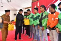 Bupati Sumenep, Ahmad Fauzi Wongsojudo, saat memberikan bantuan sosial kepada driver ojek online (Za - garudajatim.com) 