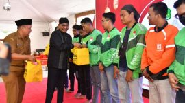 Bupati Sumenep, Ahmad Fauzi Wongsojudo, saat memberikan bantuan sosial kepada driver ojek online (Za - garudajatim.com) 