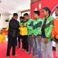 Bupati Sumenep, Ahmad Fauzi Wongsojudo, saat memberikan bantuan sosial kepada driver ojek online (Za - garudajatim.com) 