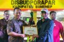 Kepada Bappeda Sumenep, Arif Firmanto(kiri) saat menerima penghargaan Best Booth dari Kepala Disbudporapar, Moh. Iksan(kanan) di acara Madura Night Vaganza (Istimewa - garudajatim.com) 