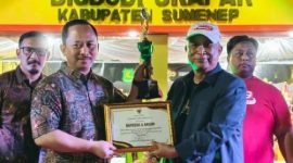 Kepada Bappeda Sumenep, Arif Firmanto(kiri) saat menerima penghargaan Best Booth dari Kepala Disbudporapar, Moh. Iksan(kanan) di acara Madura Night Vaganza (Istimewa - garudajatim.com) 
