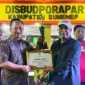 Kepada Bappeda Sumenep, Arif Firmanto(kiri) saat menerima penghargaan Best Booth dari Kepala Disbudporapar, Moh. Iksan(kanan) di acara Madura Night Vaganza (Istimewa - garudajatim.com) 
