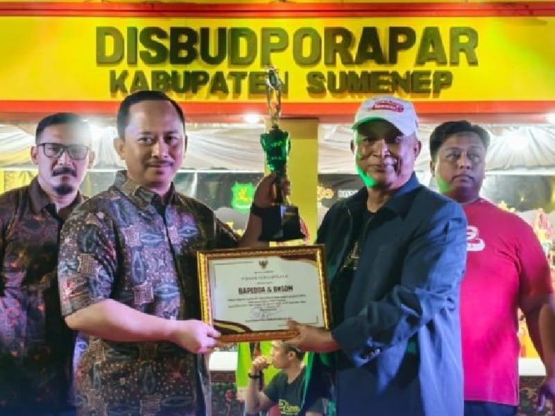 Kepada Bappeda Sumenep, Arif Firmanto(kiri) saat menerima penghargaan Best Booth dari Kepala Disbudporapar, Moh. Iksan(kanan) di acara Madura Night Vaganza (Istimewa - garudajatim.com) 
