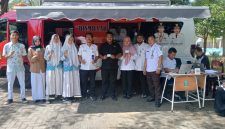 Disdukcapil Sumenep saat melaksanakan program Dermakamila di SMA Kalianget (Za - garudajatim.com) 