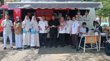 Disdukcapil Sumenep saat melaksanakan program Dermakamila di SMA Kalianget (Za - garudajatim.com) 