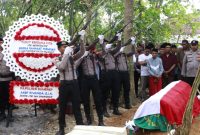 Kapolres Sumenep, Rivanda, saat memimpin upacara sebagai penghormatan terakhir kepada Bripka Rahmat Hidayat (Istimewa - garudajatim.com) 