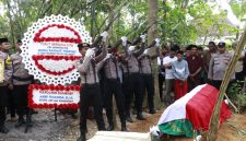 Kapolres Sumenep, Rivanda, saat memimpin upacara sebagai penghormatan terakhir kepada Bripka Rahmat Hidayat (Istimewa - garudajatim.com) 