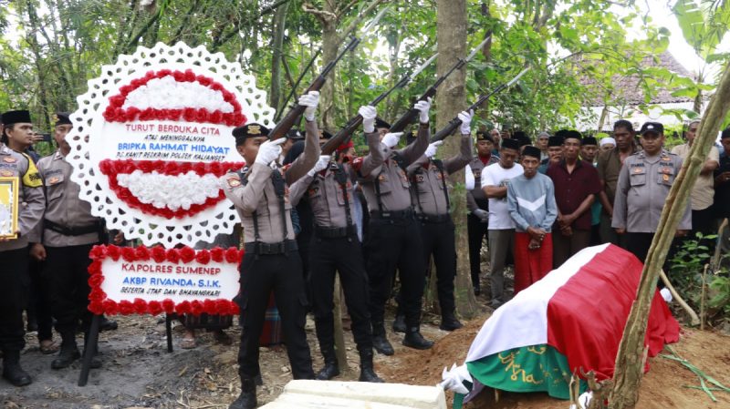 Kapolres Sumenep, Rivanda, saat memimpin upacara sebagai penghormatan terakhir kepada Bripka Rahmat Hidayat (Istimewa - garudajatim.com) 