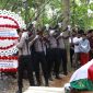 Kapolres Sumenep, Rivanda, saat memimpin upacara sebagai penghormatan terakhir kepada Bripka Rahmat Hidayat (Istimewa - garudajatim.com) 