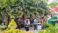 Sejumlah peserta R4 PPPK Paruh Waktu saat mendatangi kantor Dinas Pendidikan Sumenep (Za - garudajatim.com) 