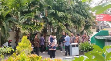 Sejumlah peserta R4 PPPK Paruh Waktu saat mendatangi kantor Dinas Pendidikan Sumenep (Za - garudajatim.com) 