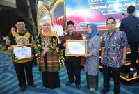 Wakil Bupati Sumenep, Imam Hasyim saat menerima dua penghargaan di ajang Festival Ekonomi Syariah (Fesyar) Jawa Timur (Istimewa - garudajatim.com) 