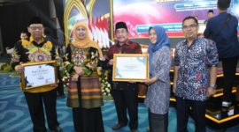 Wakil Bupati Sumenep, Imam Hasyim saat menerima dua penghargaan di ajang Festival Ekonomi Syariah (Fesyar) Jawa Timur (Istimewa - garudajatim.com) 