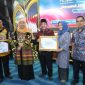 Wakil Bupati Sumenep, Imam Hasyim saat menerima dua penghargaan di ajang Festival Ekonomi Syariah (Fesyar) Jawa Timur (Istimewa - garudajatim.com) 