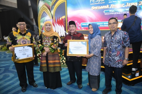 Wakil Bupati Sumenep, Imam Hasyim saat menerima dua penghargaan di ajang Festival Ekonomi Syariah (Fesyar) Jawa Timur (Istimewa - garudajatim.com) 