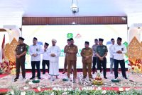 Bupati Sumenep, Ahmad Fauzi Wongsojudo, saat berdiri melantunkan sholat Nabi di Pendopo Kraton Agung (Za - garudajatim.com) 