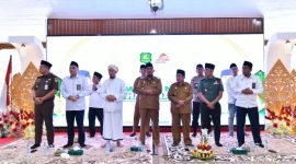 Bupati Sumenep, Ahmad Fauzi Wongsojudo, saat berdiri melantunkan sholat Nabi di Pendopo Kraton Agung (Za - garudajatim.com) 