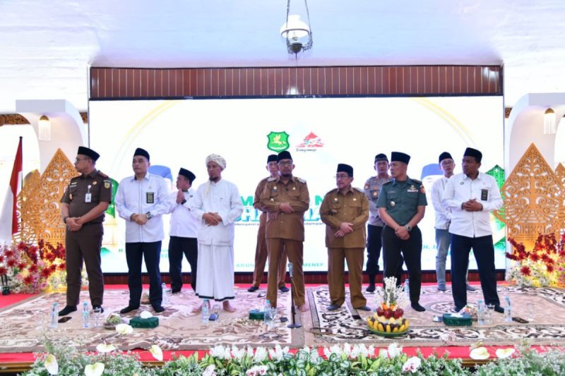 Bupati Sumenep, Ahmad Fauzi Wongsojudo, saat berdiri melantunkan sholat Nabi di Pendopo Kraton Agung (Za - garudajatim.com) 