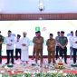 Bupati Sumenep, Ahmad Fauzi Wongsojudo, saat berdiri melantunkan sholat Nabi di Pendopo Kraton Agung (Za - garudajatim.com) 
