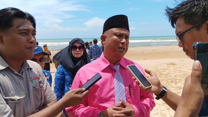 Kepala Disbudporapar Sumenep, Mohammad Iksan, saat diwawancara di pantai Galung (Za - garudajatim.com) 