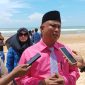 Kepala Disbudporapar Sumenep, Mohammad Iksan, saat diwawancara di pantai Galung (Za - garudajatim.com) 