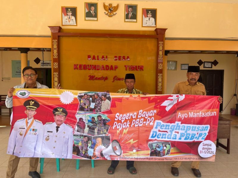 Badan Pendapatan Daerah (Bapenda) Kabupaten Sumenep, saat melaksanakan sosialisasi PBB-P2 di Balai Desa Kebundadap Timur (Za - garudajatim.com)