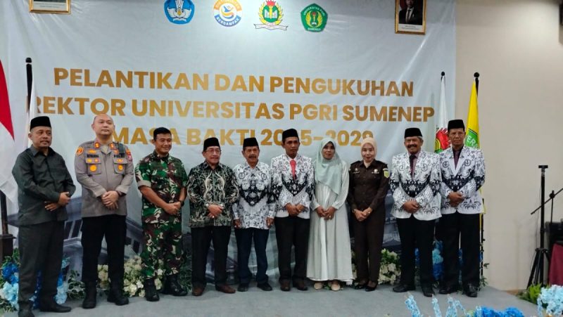 Wabup Sumenep, Imam Hasyim, (empat kiri) saat menghadiri pengukuhan Rektor Universitas PGRI Sumenep (Za - garudajatim.com) 