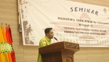Ketua Jaringan Aktivis Demokrasi Indonesia (JAKDI), Ach Musthafa Roja’, saat menyampaikan pernyataannya tentang maraknya aksi demonstrasi berujung ricuh di sejumlah daerah (Za - garudajatim.com) 