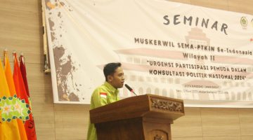 Ketua Jaringan Aktivis Demokrasi Indonesia (JAKDI), Ach Musthafa Roja’, saat menyampaikan pernyataannya tentang maraknya aksi demonstrasi berujung ricuh di sejumlah daerah (Za - garudajatim.com) 