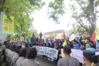 Cipayung Plus Sumenep saat melakukan aksi demontrasi di Mapolres Sumenep (Za - garudajatim.com) 