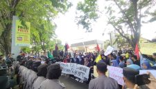 Cipayung Plus Sumenep saat melakukan aksi demontrasi di Mapolres Sumenep (Za - garudajatim.com) 