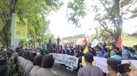 Cipayung Plus Sumenep saat melakukan aksi demontrasi di Mapolres Sumenep (Za - garudajatim.com) 